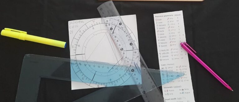 Strumenti astrologici su sfondo nero: tema natale disegnato a mano, righelli trasparenti e colori vivaci per esplorare il cielo interiore.